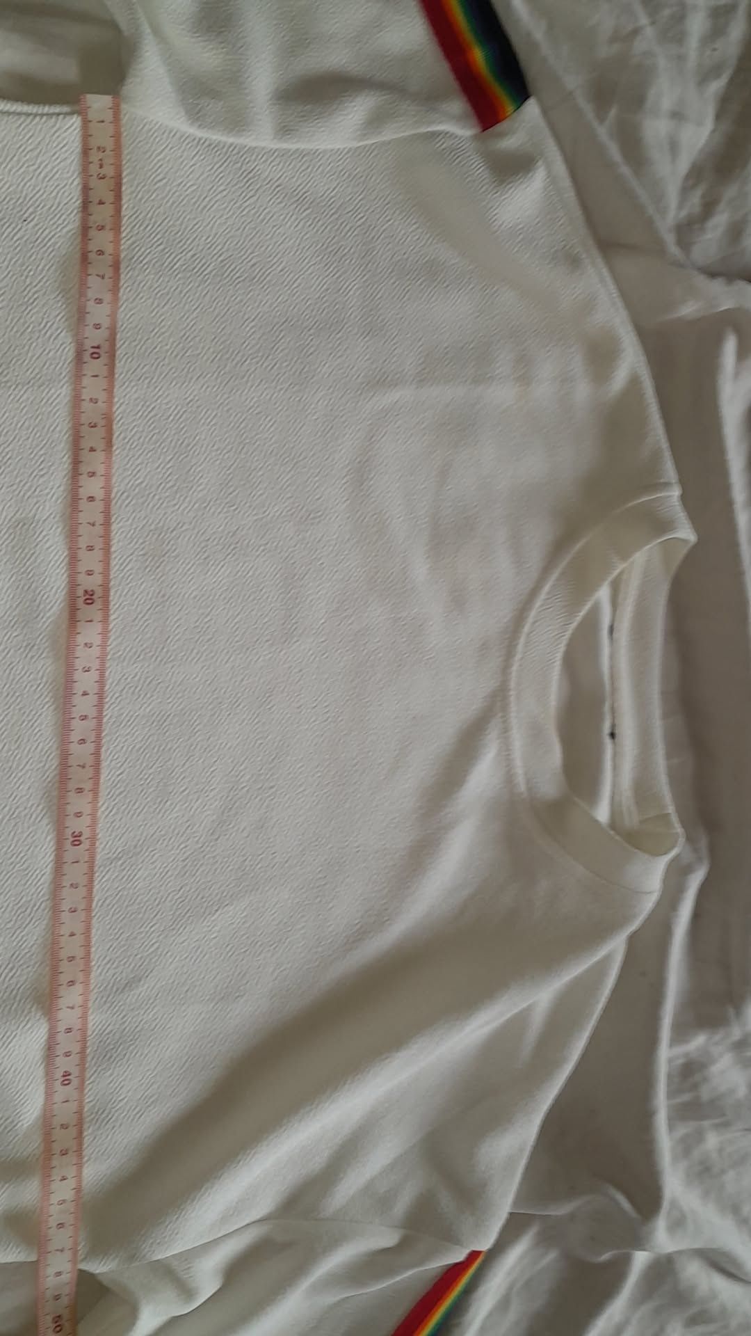 Bluza krótka odkryty brzuch biała tęcza bez kaptura