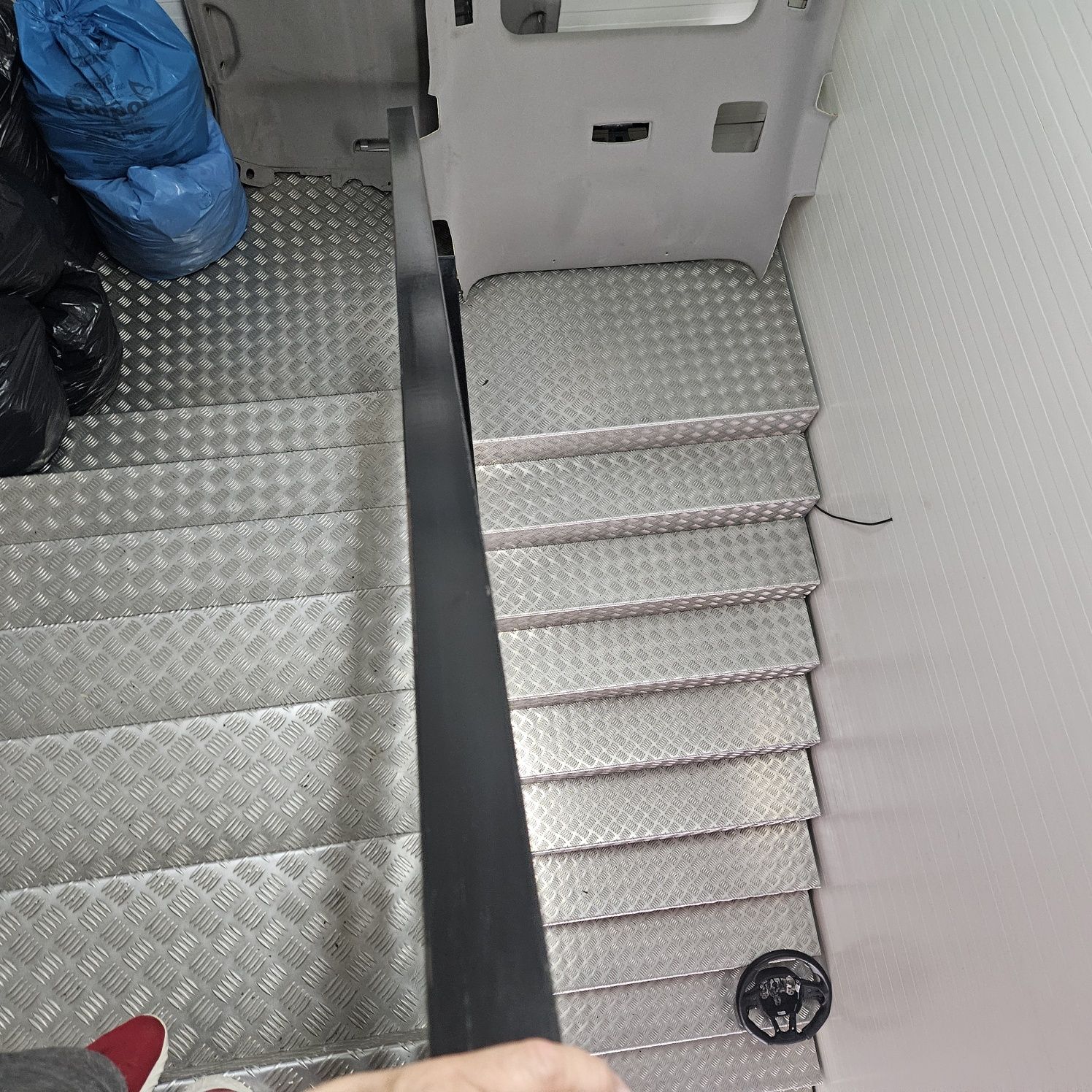 Schody konstrukcja wysokość 4.3 m z zabiegiem  stopnie aluminiowe