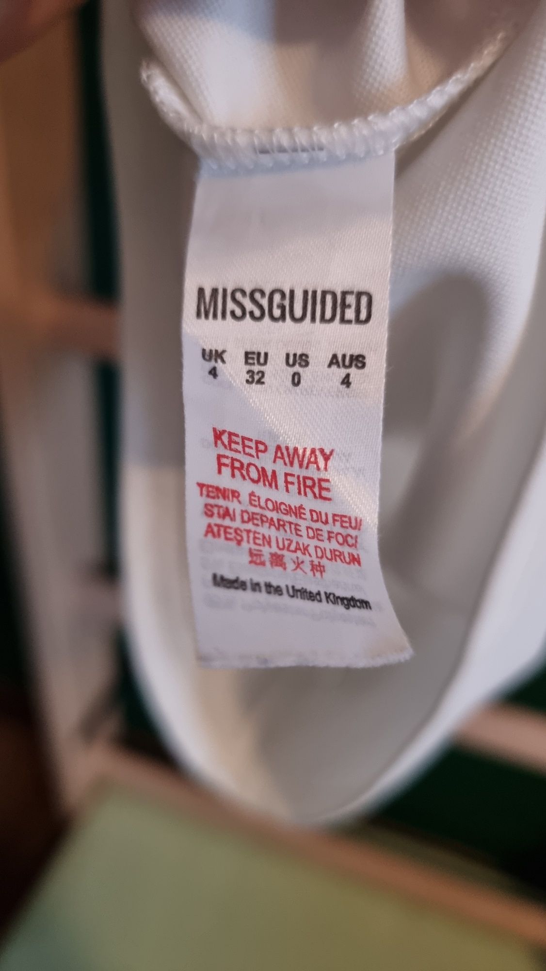 Dopasowana biała sukienka na ramiączkach Missguided