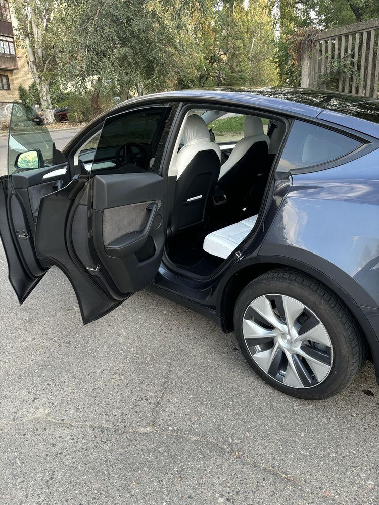Продаю машину TESLA модель Y