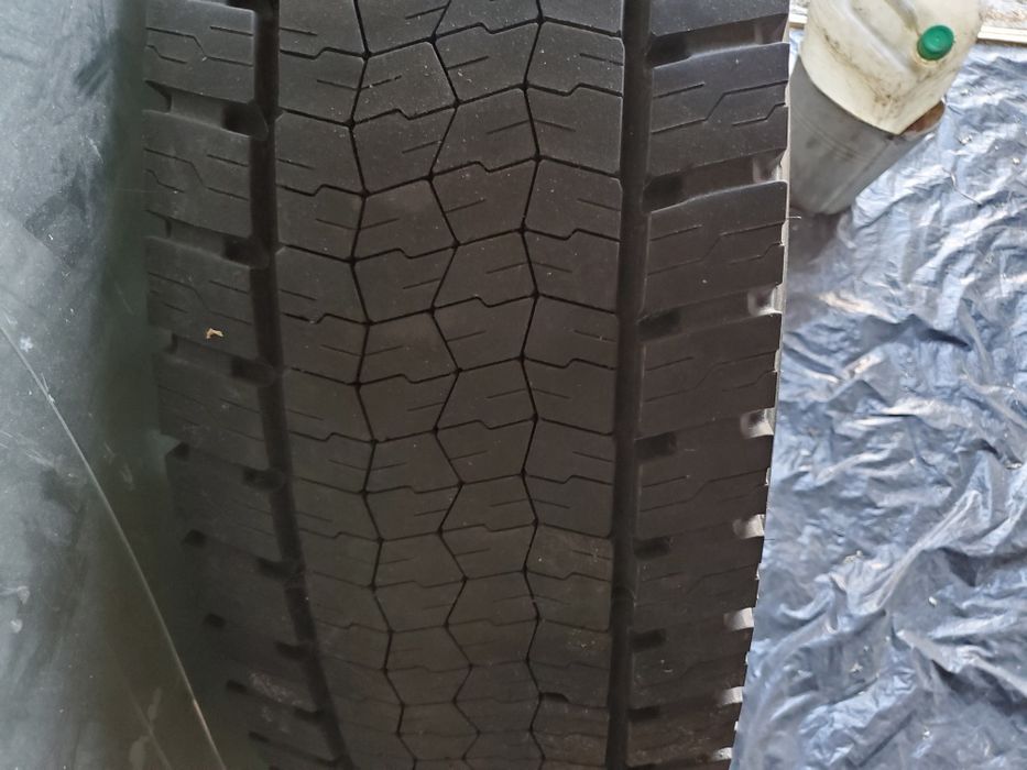 Колесо до грузового автомобіля