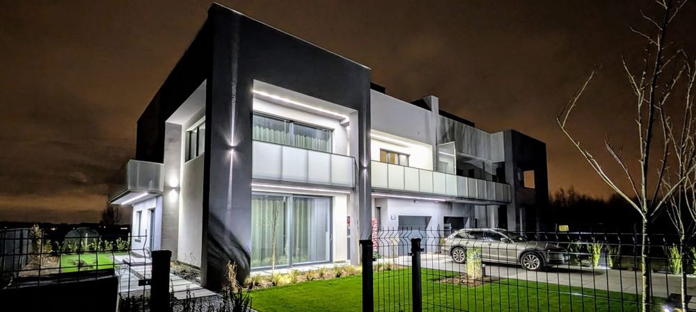 Dom w zabudowie bliźniaczej z tarasami na dachu