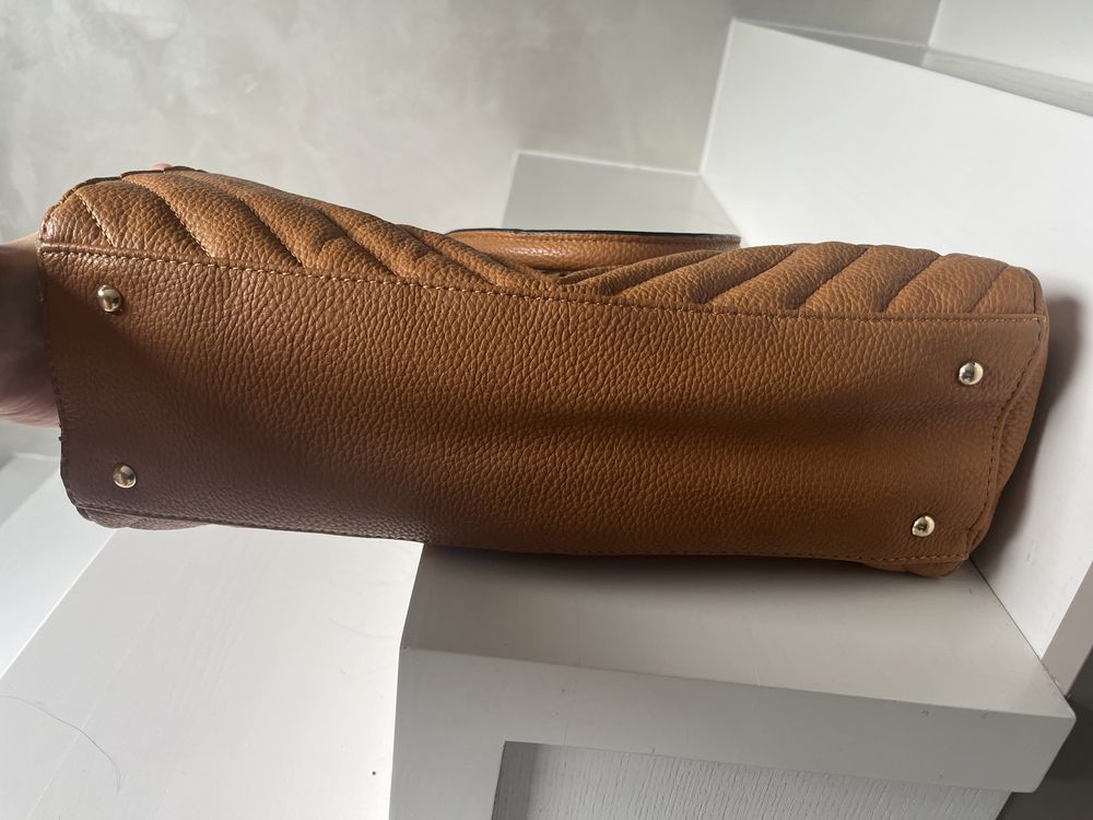 Torebka kamel brązowa złoty łańcuch steve madden