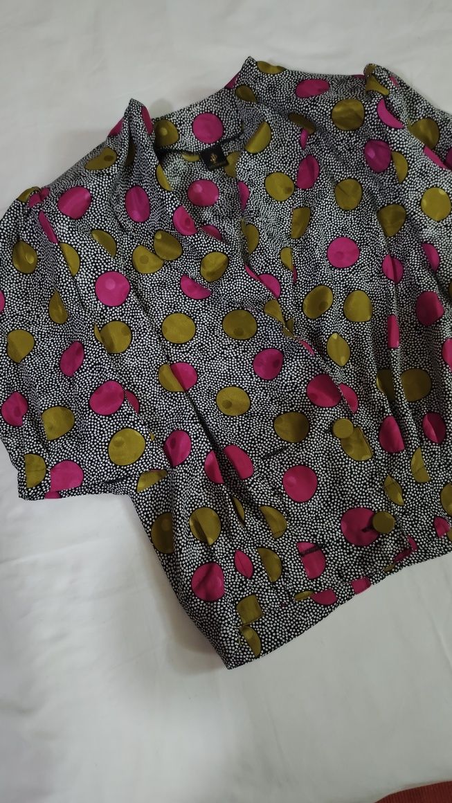 Conjunto blusa, saia e top.