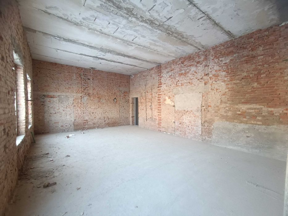 ПРОДАЖ великого 2282 кв.м ВИРОБНИЧОГО ПРИМІЩЕННЯ у Берегові, новий дах