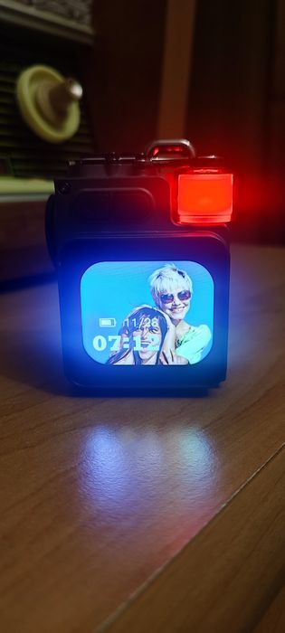 Мини блютуз колонка с сенсорным экраном.