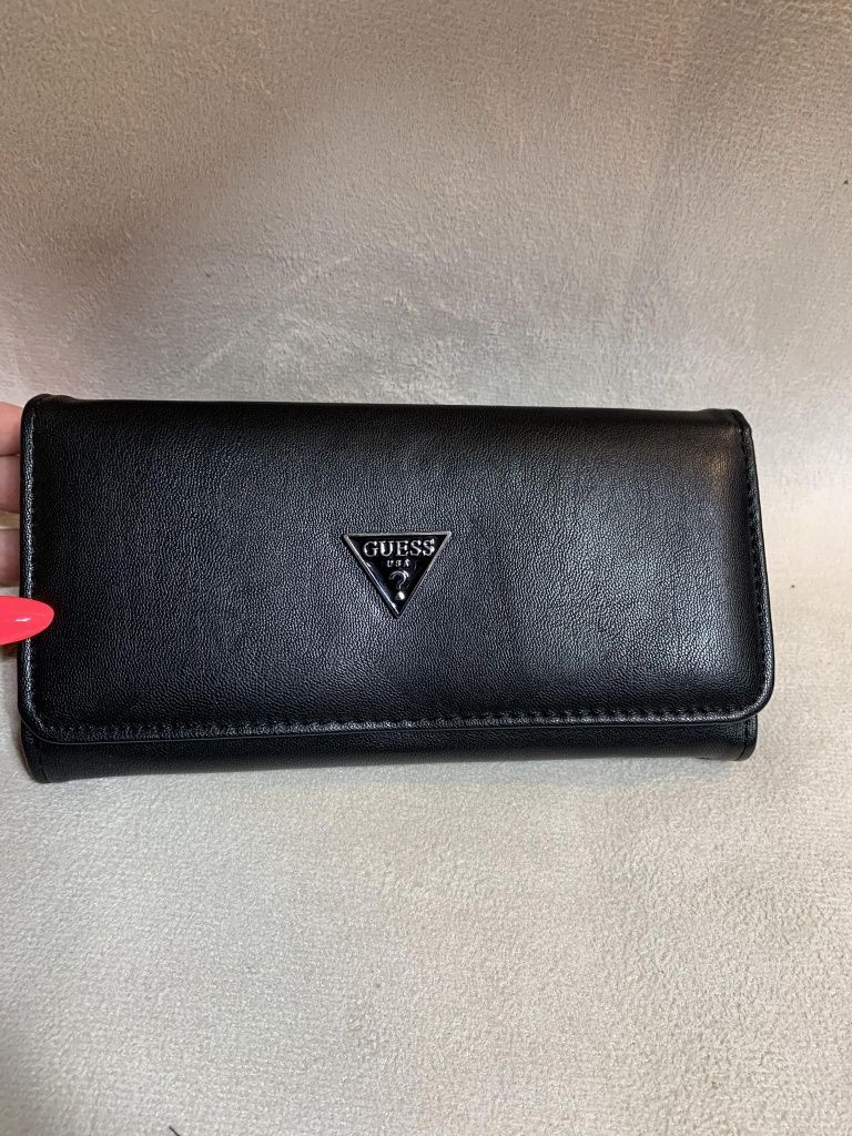 Czarny portfel guess
