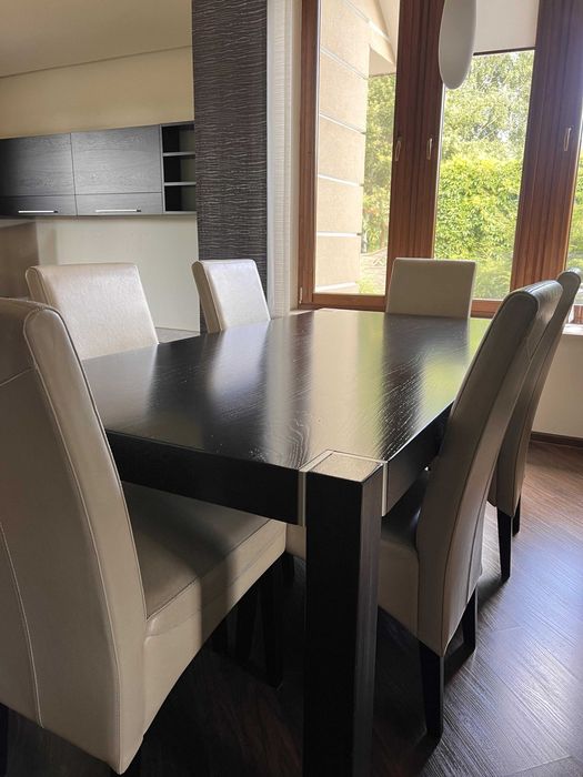 Zestaw premium Drewniany stół, 6 skórzanych krzeseł, solidne wykonanie