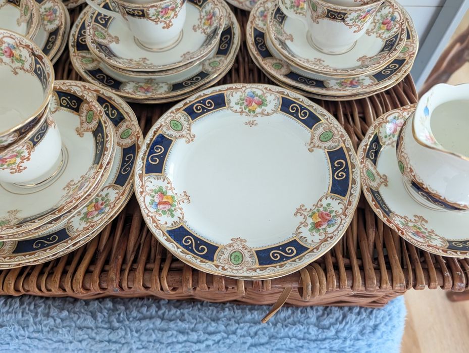 Zestaw starych filiżanek