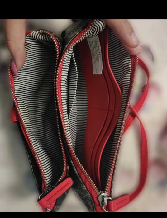 Mala/carteira com vários fechos