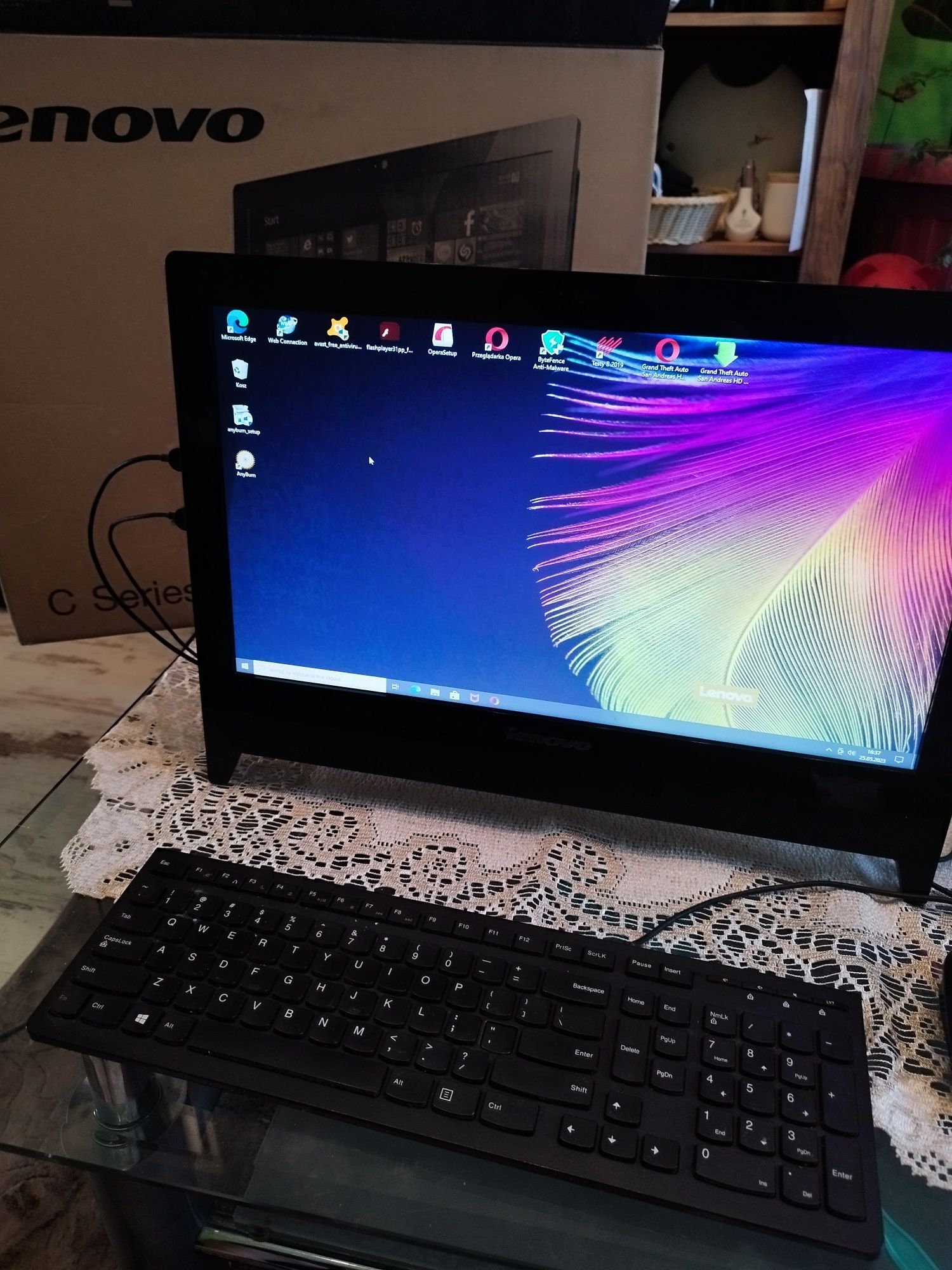 Komputer z monitorem LENOVO
