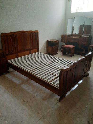 Cama e estrado de madeira de mobília de quarto