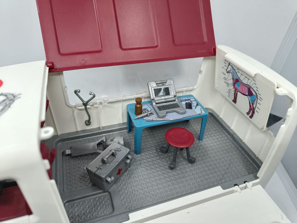 Ambulans z koniem Schleich 42370