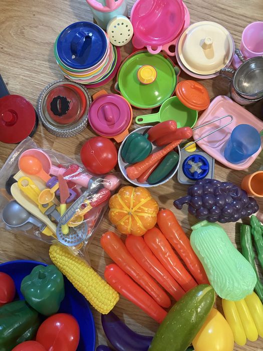 Дитячі іграшки, овочі фрукти посуд