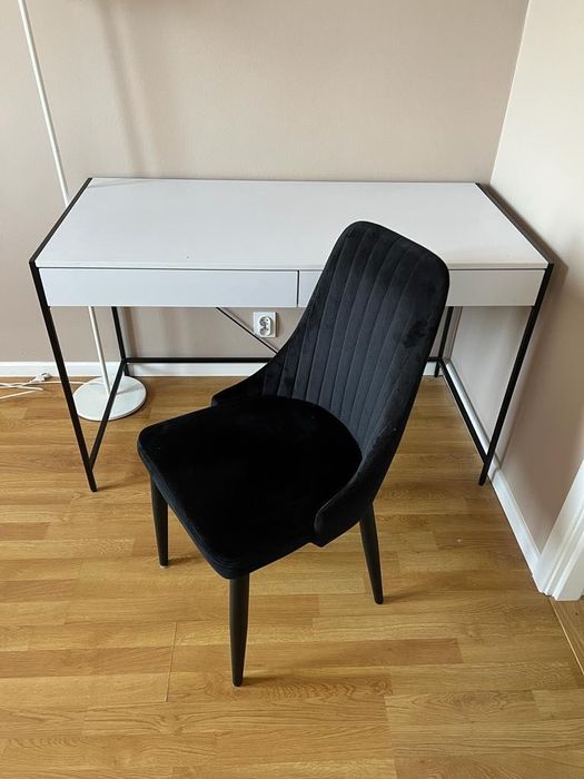Nowoczesne biurko z fotelem tapicerowanym.