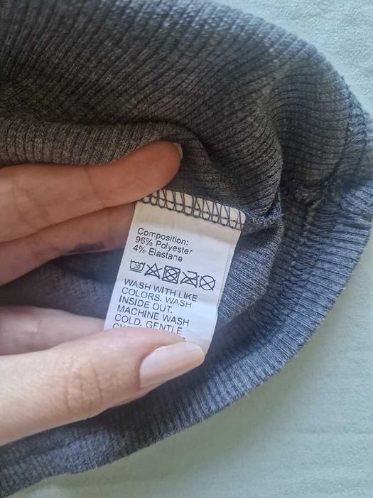 Szary bezrękawnik z prążkowanego materiału