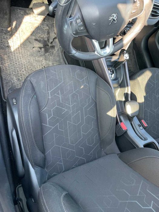 Peugeot 2008 1.2 Automat Stan bardzo dobry Szklany dach Zarejestrowany