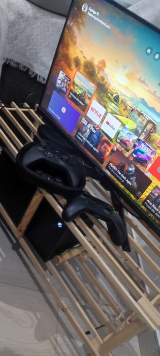 Xbox X com monitor e comando