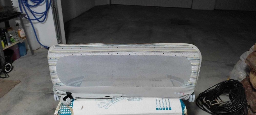 Espreguiçadeira e proteção para cama de criança.