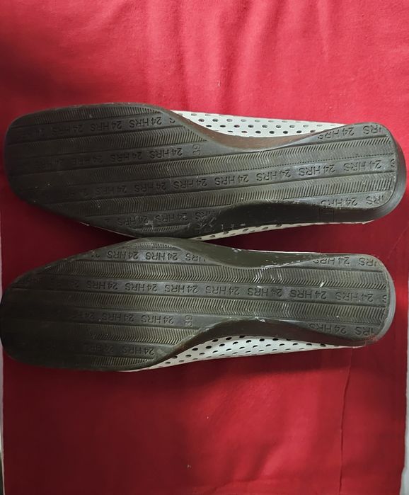 Sapatos conforto perfurados