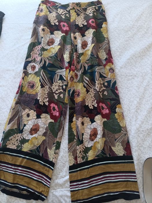 Calça M/L Zara, perna larga muito bonitas
Altura da cintura ate baixo