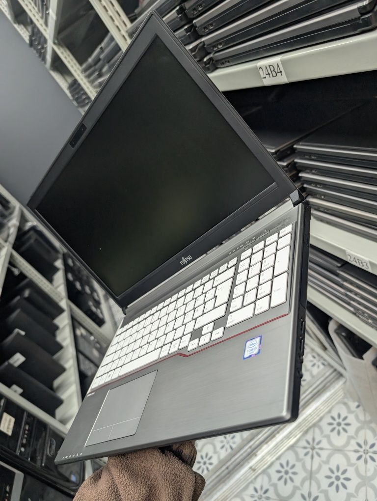 Fujitsu LIFEBOOK E756 - надійний ноутбук для роботи та навчання: