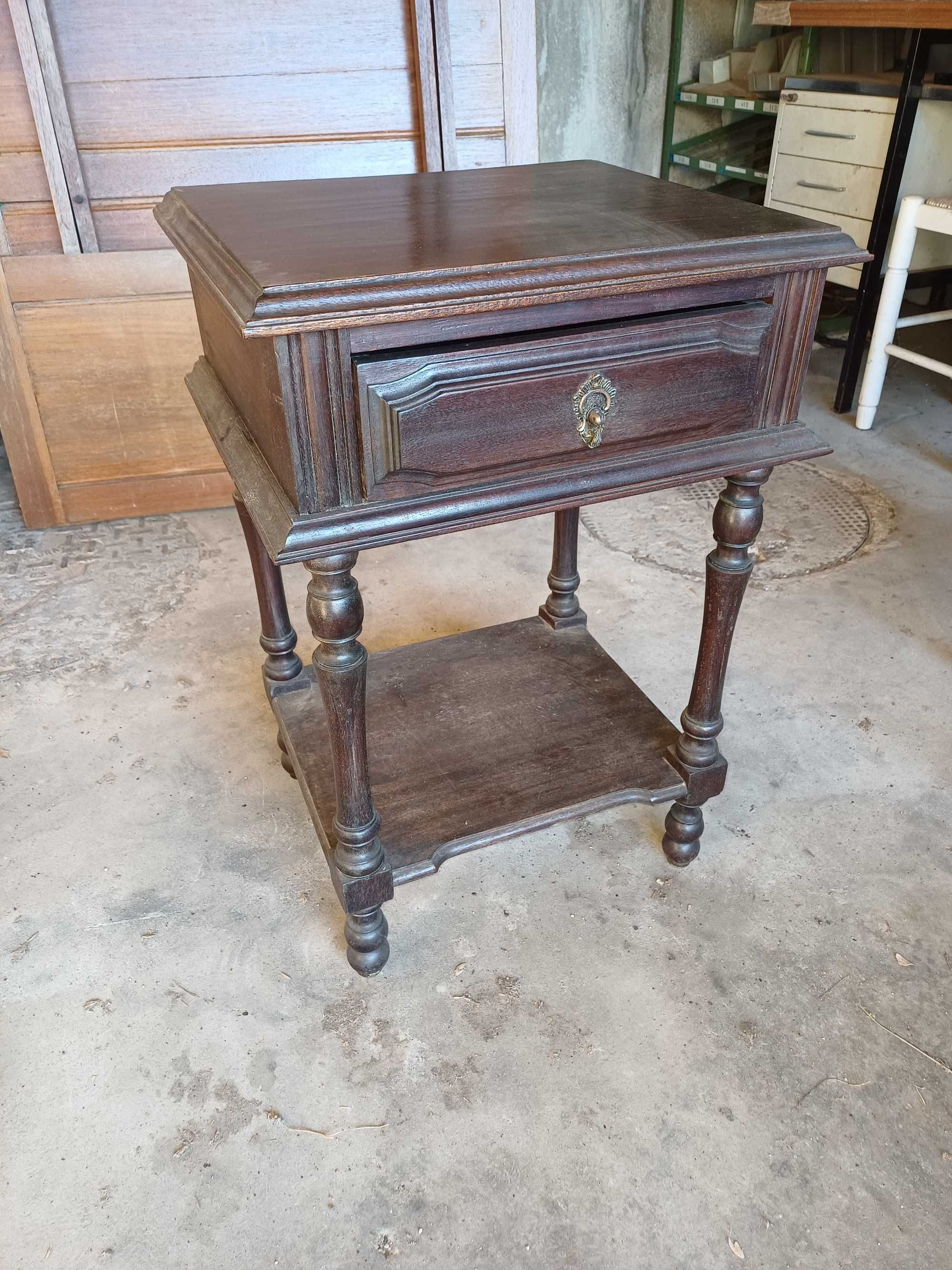 Mesa de cabeceira antiga