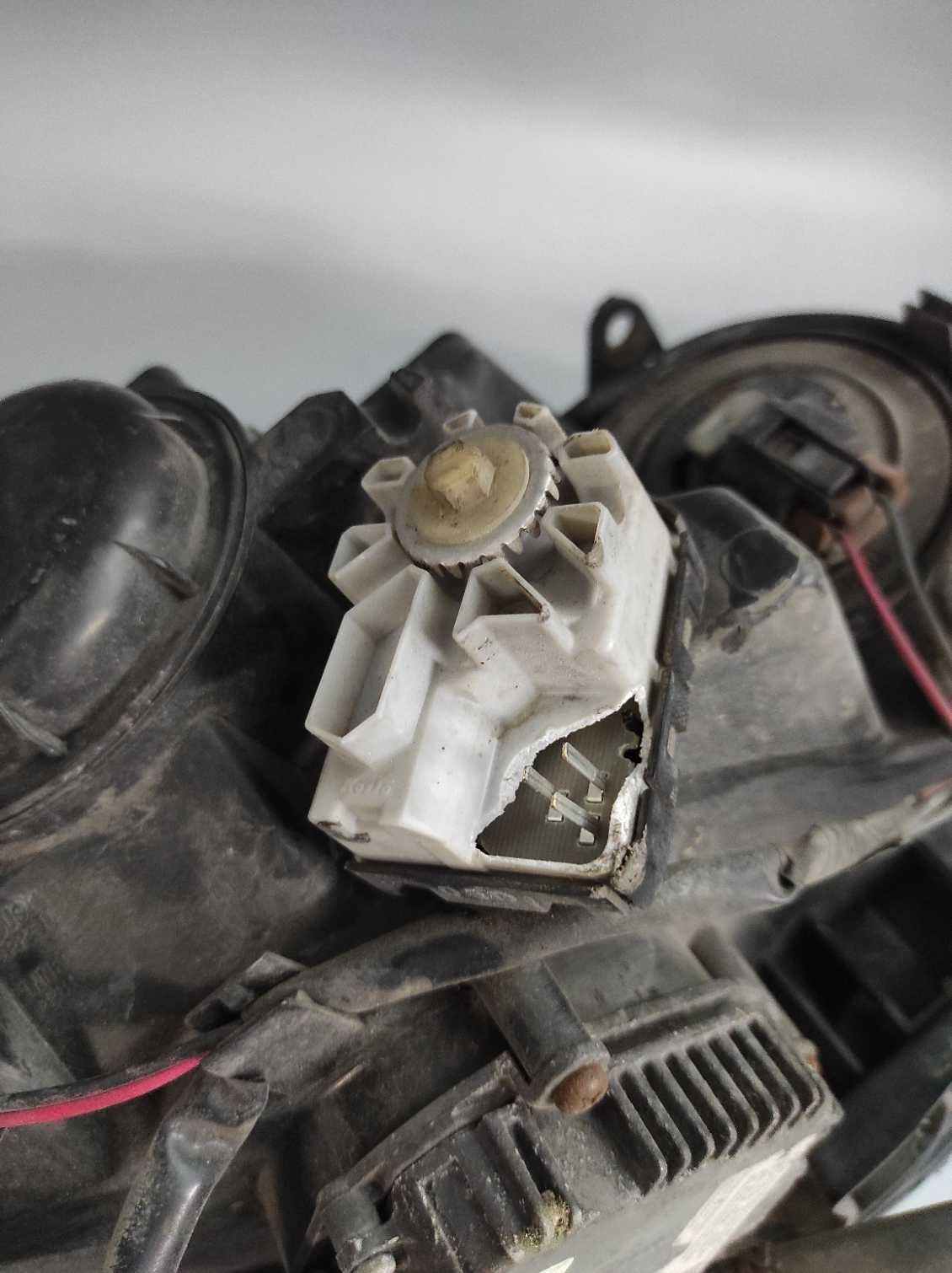 SUBARU FORESTER, Lampa przednia lewa XENON,
