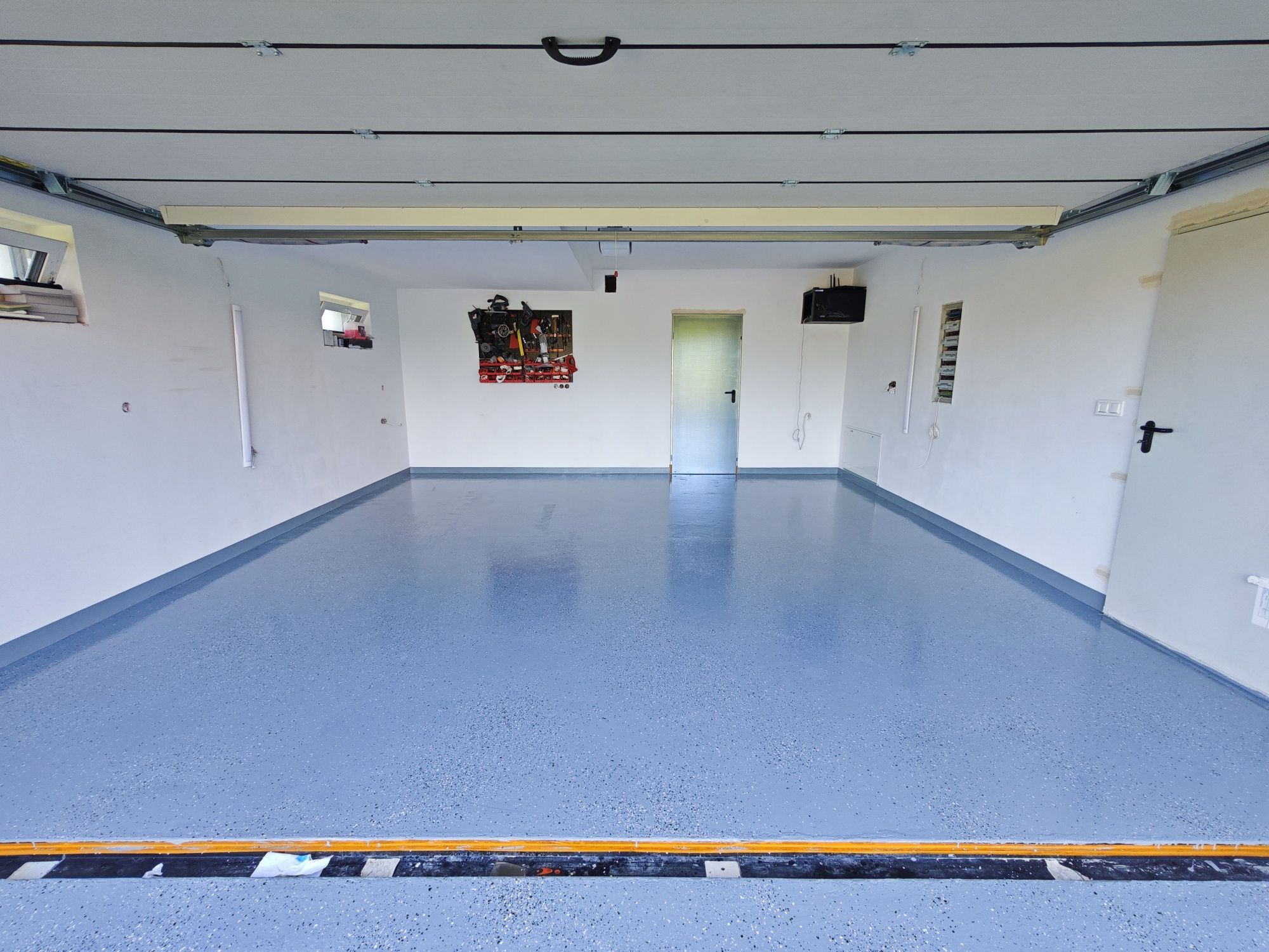 Sprzedam żywicę epoksydową na posadzkę w garażu, kotłowni - 30m²