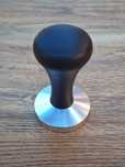 Ubijak tamper do kawy 51 mm z czarną drewnianą rączką