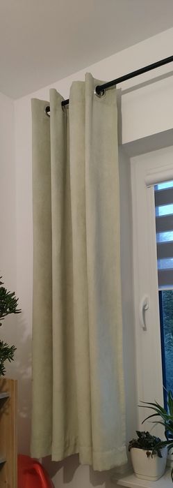 Miętowe zasłony krótkie welurowe na przelotkach