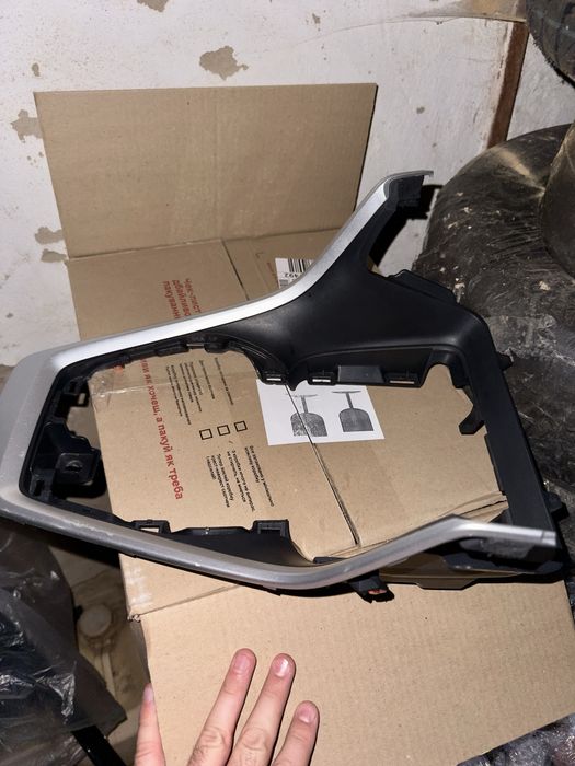 Накладка на центральну консоль RAV4 2019