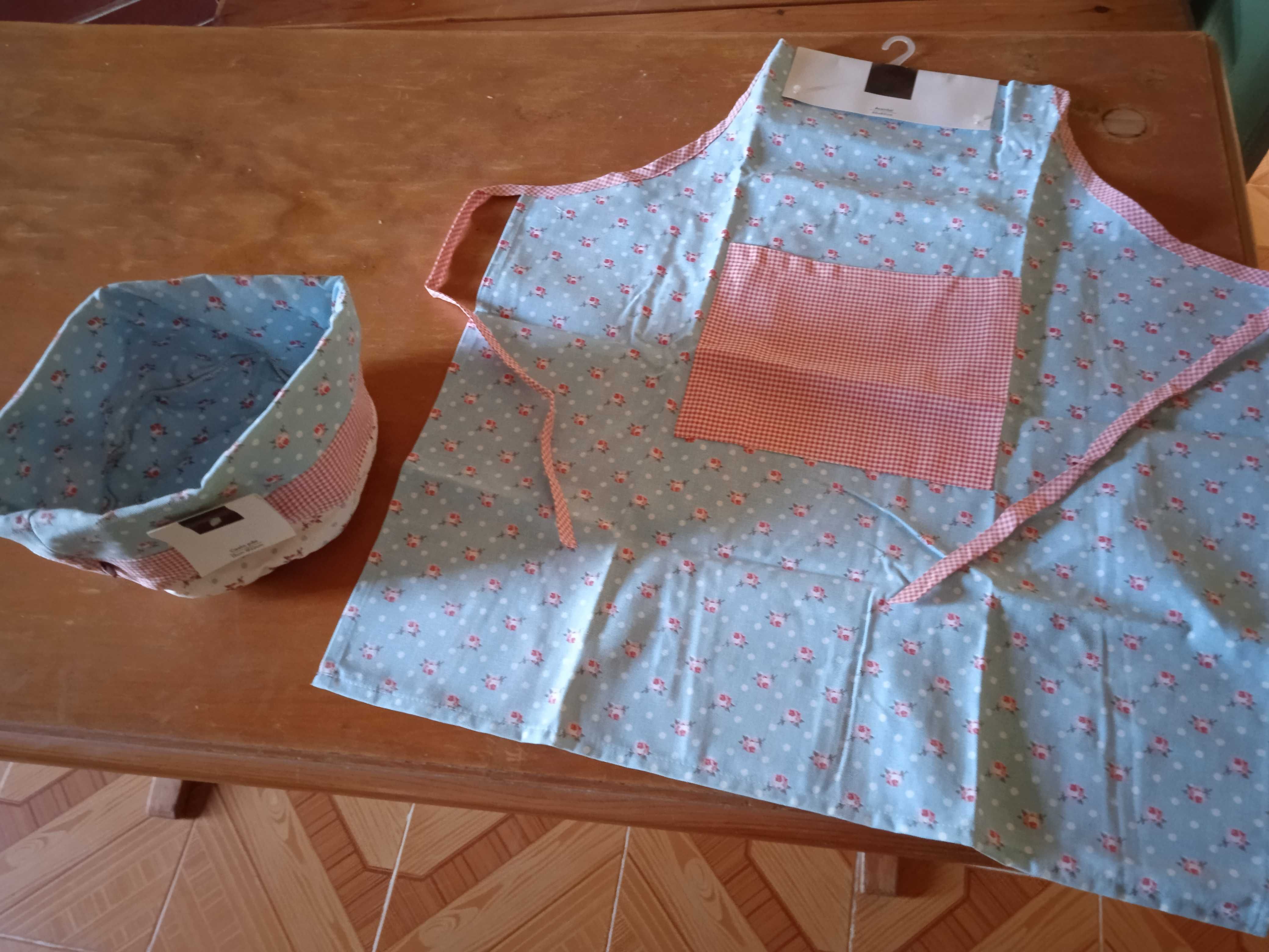 Conjunto de avental e cesto do pão