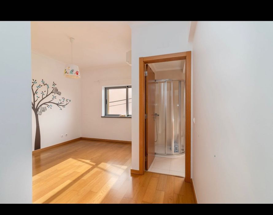 Moradia em banda 3 Suites Quintal com churrasqueira- 150 m² área útil