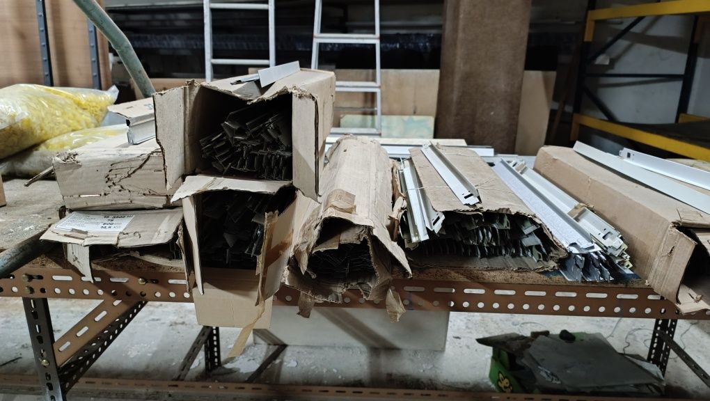 Material variado de montagem de tetos falsos - PARA DESOCUPAR
