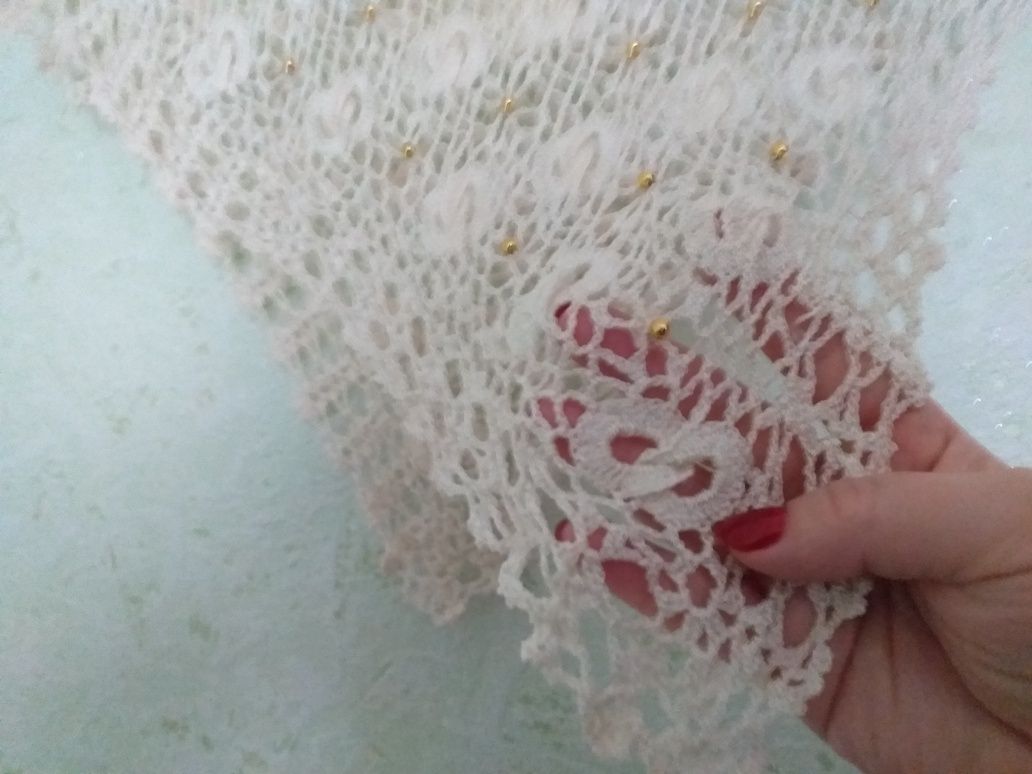 Шаль кружевная с позолочёнными бусинками.