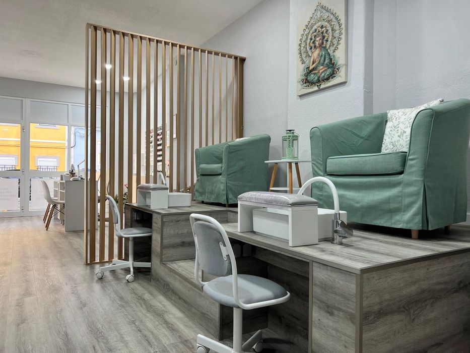 Manicure/pedicure  precisa-se