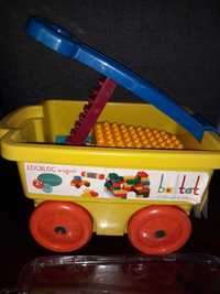 Wózek wagonik z kolorowymi klockami