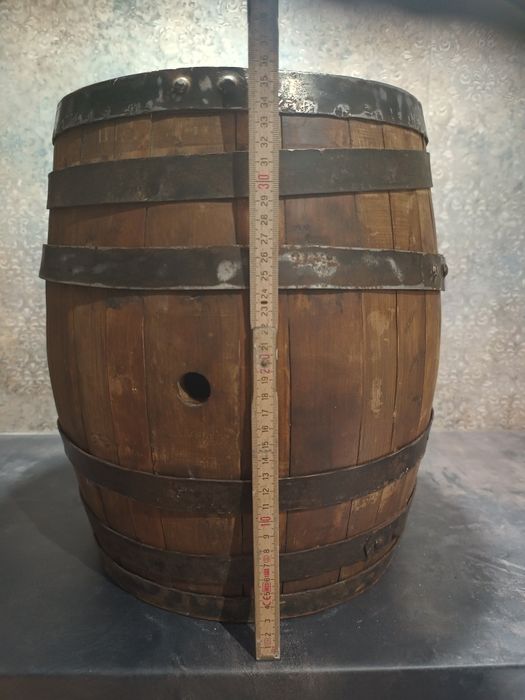 Mała stara drewniana beczka