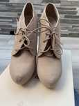 Botins beges novos
