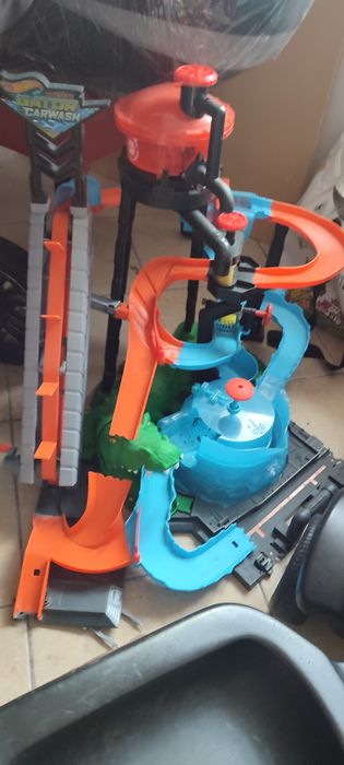 Tor hot wheels krokodyl