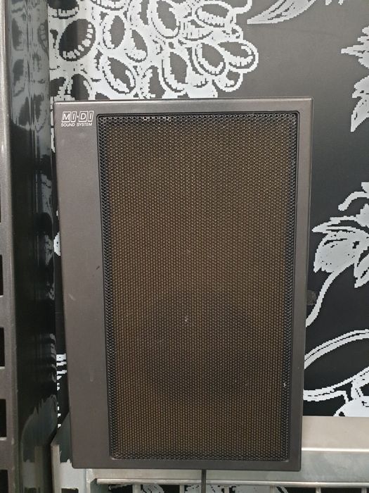 Wierza PRL z gramofonem