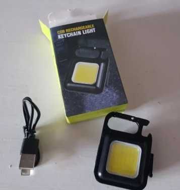 Wielofunkcyjny mini reflektor brelok do kluczy z latarką USB.