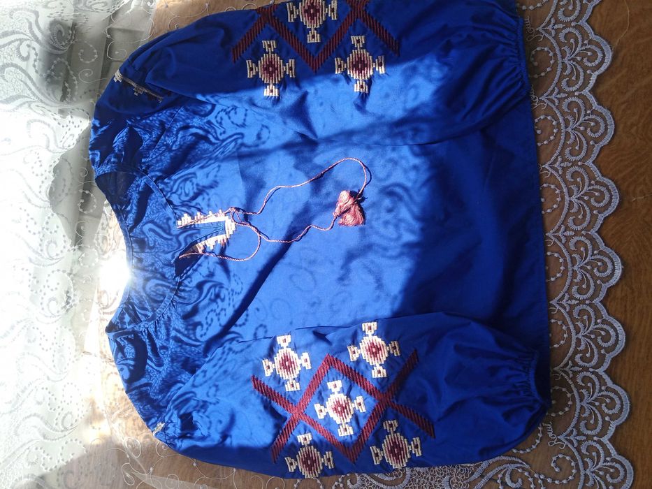 Вишиванки різні жіночі