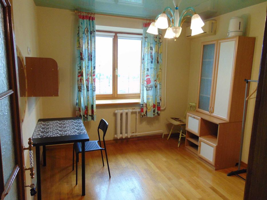 Здається кімната для дівчини, у великій 3-кімнатній квартирі.