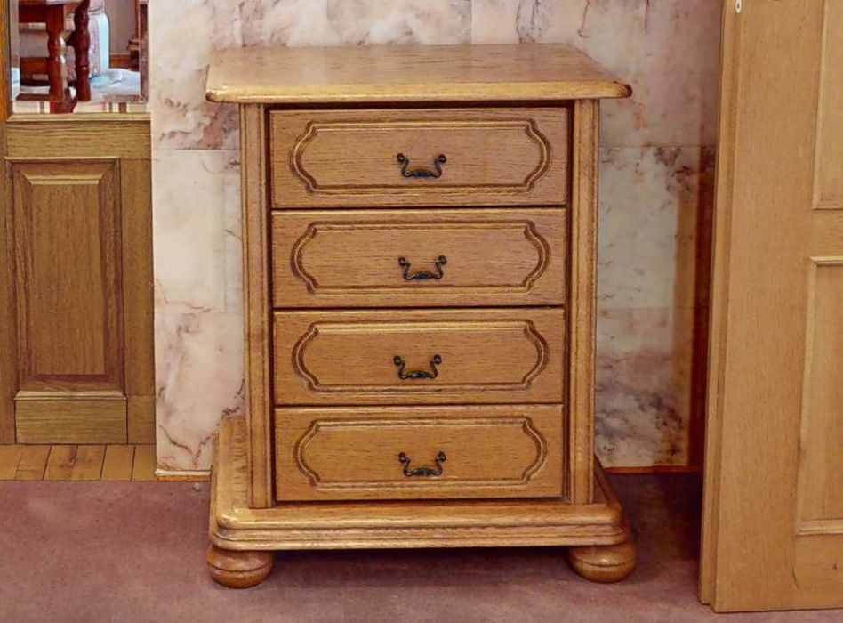 Mała dębowa komoda z szufladami w stylu antyk