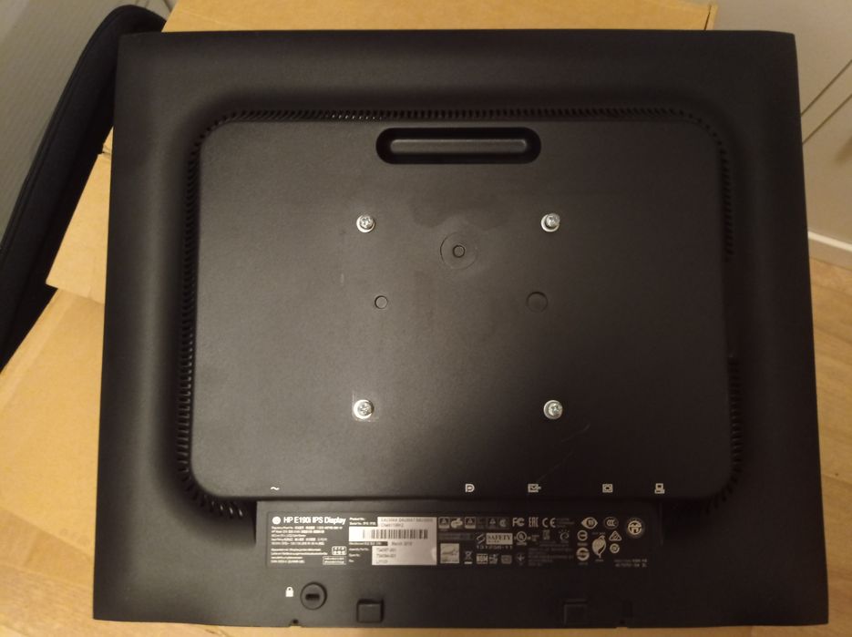 Monitores PC + Suporte de Monitor + Teclados + Cabos