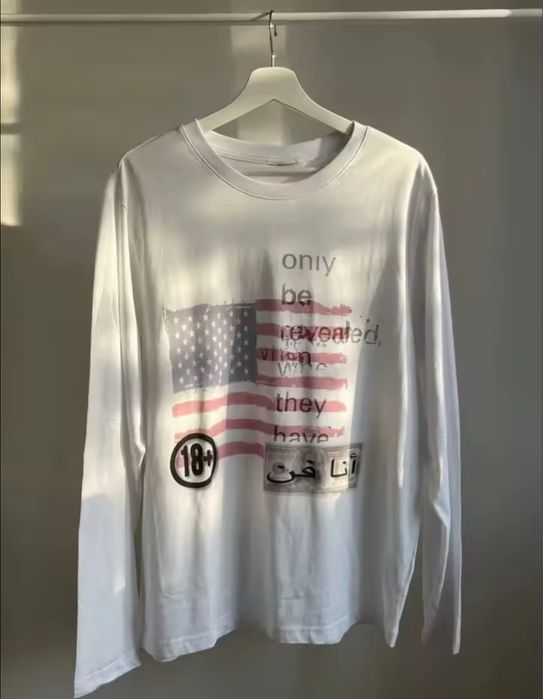 Лонг с американским принтом. Archive. Белый лонгслив по фигуре