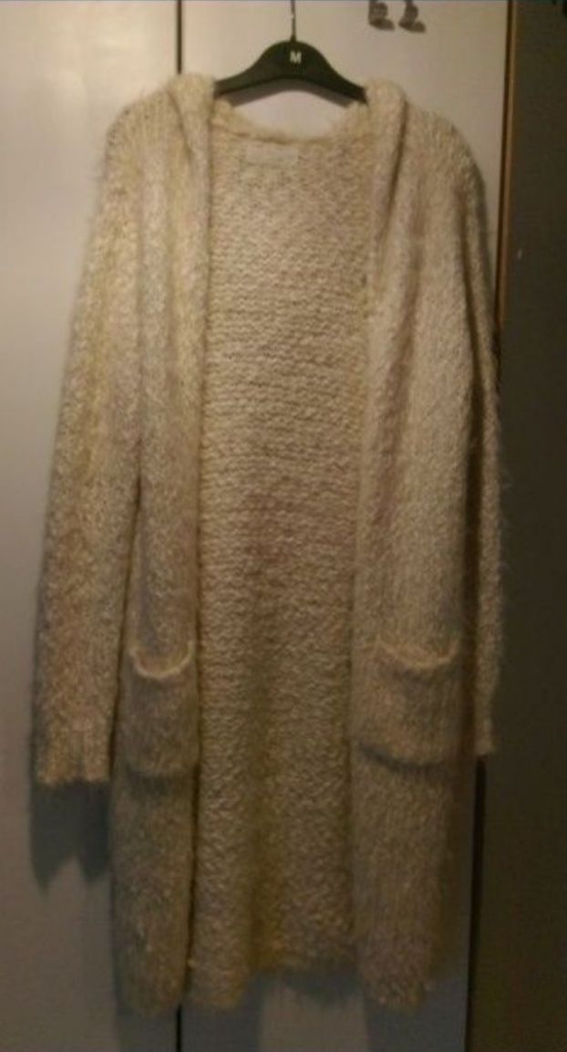 Długi sweter z kapturem jasny ecru