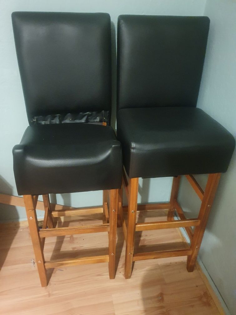 Dwa hokery, krzesła drewno I czarna eko skora